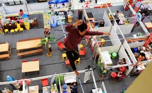 FOTO SLACKLINE DI MAL : Wow, Ada Aksi Slackline Palur Plaza