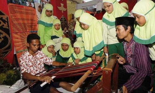 FOTO SPIRIT MULTI TALENTA : Siswa Difabel Terampil Tenun Kain