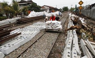 FOTO STASIUN SOLO KOTA : Jalur Kereta Api Solo-Wonogiri Direnovasi