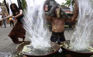 FOTO SURA BULAN KEBUDAYAAN : Umbul Dongo Kapujanggan Awali Kirab Ageng