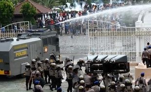 FOTO UPAH MINIMUM KOTA : Begini Cara Polisi Bubarkan Demo Buruh