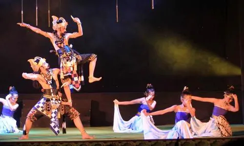 FOTO WAYANG ORANG SERIBU BINTANG : Wosbi SMKN 8 Solo Pentaskan Bimo Puruhita