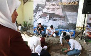 FOTO WORKSHOP HERITAGE : Lo? Pelajar DIY Dilatih Gali Situs Cagar Budaya...