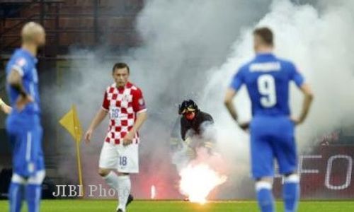 KUALIFIKASI PIALA EROPA 2016 : Fans Lempar Kembang Api, Italia dan Kroasia Hadapi Persidangan