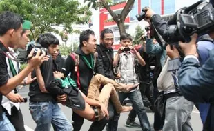 FOTO KENAIKAN HARGA BBM : Begini Demonstran Korban Polisi di Semarang