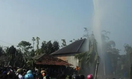 FENOMENA ALAM PATI : Semburan Lumpur 30 Meter Berubah Jadi Air, Pemkab: Tunggu Hasil Lab!