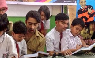 PANAH ASMARA ARJUNA : Wah, Shaheer Sheikh Bagi-Bagi Buku di SD