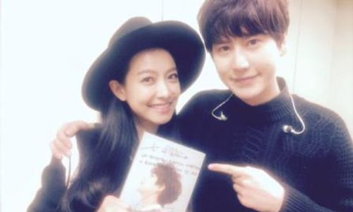 K-POP : Begini Gaya Victoria Fx Dukung Album Solo Kyuhyun Suju