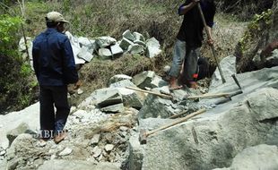 Batu Besar Hantam Rumah Warga di Prambanan