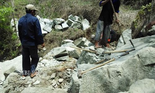 Cegah Longsor, Warga Prambanan Hancurkan Batu Raksasa