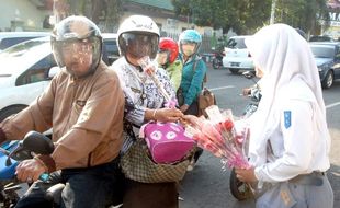 HARI GURU : Hormati Jasa Guru, Siswa SMAN 1 Wonogiri Bagikan Bunga di Jalan