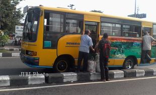 AKSI  MOGOK ANGKUTAN : Layani Penumpang, Pemkab Banyumas Kerahkan Bus Pemkab  dan Truk Satpol PP