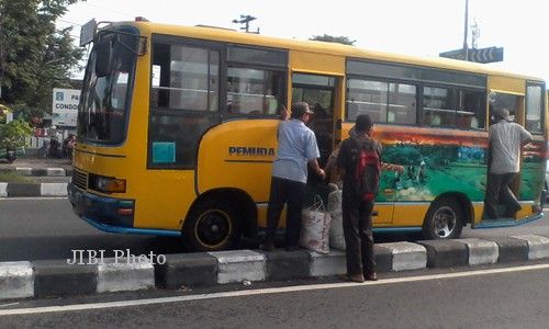 AKSI  MOGOK ANGKUTAN : Layani Penumpang, Pemkab Banyumas Kerahkan Bus Pemkab  dan Truk Satpol PP