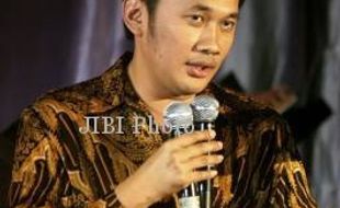 INSTAGRAM ARTIS : Hanung Bramantyo Akui Mirip Saipul Jamil, Setuju?