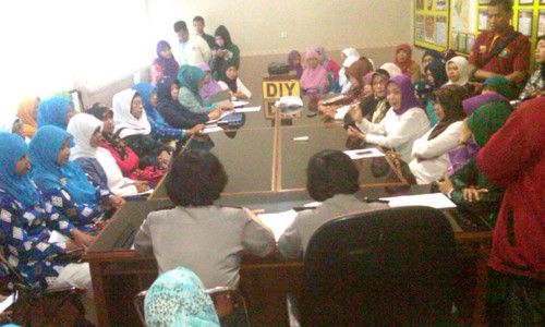 PENEMBAKAN RUMAH AMIEN RAIS : Ibu-Ibu Datangi Polda DIY, Desak Penuntasan Kasus Teror Amien Rais