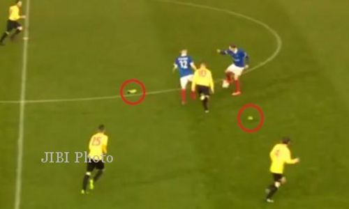 ULAH PESEPAK BOLA : Sepatu Terlepas, Pesepak Bola Ini Masih Bisa Cetak Gol