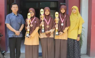 SISWA BERPRESTASI : 4 Siswa ABBS Solo Sabet Juara Olimpiade Mapel se-Jateng DIY