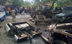 Mobil Rongsokan Terbakar Nyaris Melalap Rumah Pak RT