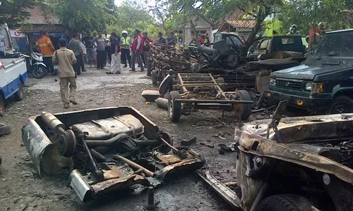 Mobil Rongsokan Terbakar Nyaris Melalap Rumah Pak RT