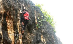 Ratusan Atlet Mencoba Taklukkan Tebing di Pantai Siung