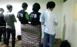 TRENDING SOSMED : Heboh, Pria Berkaos ITB Salat Satu Sarung Berdua