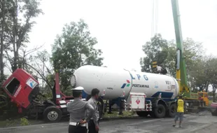 KECELAKAAN SUKOHARJO : Gara-Gara Orang Gila Jongkok, Truk Tangki LPG Terguling