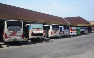 DAMPAK KENAIKAN HARGA BBM : Bus Tak Kunjung Datang di Terminal Buntalan, Calon Penumpang Kecewa