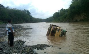 Sebuah Truk dan Empat Mesin Diesel Penambang Hanyut Terbawa Arus Sungai Progo