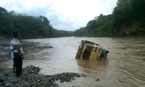 Sebuah Truk dan Empat Mesin Diesel Penambang Hanyut Terbawa Arus Sungai Progo