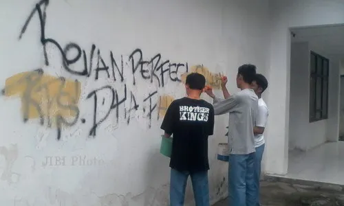 Pelajar di Tempel Bersihkan Tembok Vandalisme