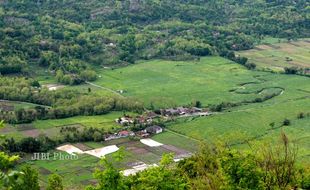 Foto Panorama Eksotis dari Puncak Bukit Pandeyan