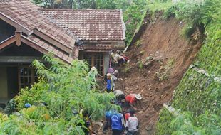 LONGSOR BANJARNEGARA : Tertimpa Longsor, Rumah Milik 53 Keluarga Rusak, 1 Tewas