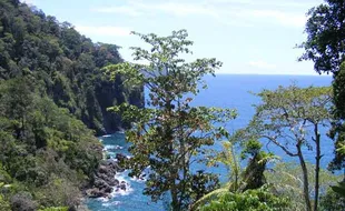 Mencicipi Senja di Pulau Merah