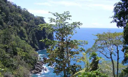 Mencicipi Senja di Pulau Merah