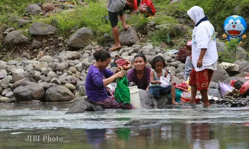 Foto Warga Mencuci Baju di Sungai Kayangan