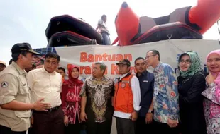 FOTO BANJIR BANDUNG : Bank BJB Sumbangkan Perahu Karet