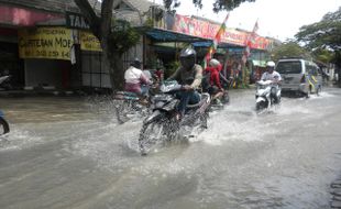 BANJIR SUKOHARJO : Hujan Sehari, Jalanan Solobaru Terendam