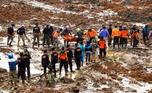 BENCANA BANJARNEGARA : Lokasi Longsor Dusun Jemblung Jadi Tontonan Warga