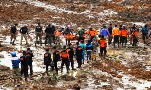 BENCANA BANJARNEGARA : Lokasi Longsor Dusun Jemblung Jadi Tontonan Warga