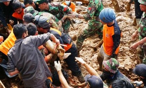 ANTISIPASI BENCANA : UGM Pasang Alat Peringatan Tanah Longsor di Banjarnegara