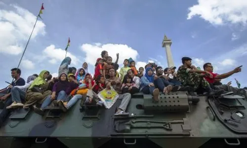 FOTO ALUTSISTA TNI : Asyiknya Naik Leopard Keliling Monas