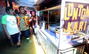 FOTO BANJIR BANDUNG : Ada Lontong Kari di Tengah Genangan