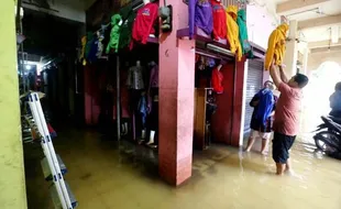 FOTO BANJIR BANDUNG : Air Masih Genangi Bandung, Toko Buka