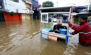 FOTO BANJIR BANDUNG : Wah, Tetap Ada Terang Bulan di Tengah Banjir!