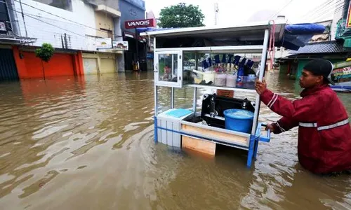 FOTO BANJIR BANDUNG : Wah, Tetap Ada Terang Bulan di Tengah Banjir!