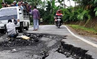 FOTO BENCANA BANJARNEGARA : Jalur Banjarnegara-Batur-Wonosobo Ambles