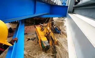 FOTO BENCANA CILACAP : Sungai Serayu Banjir Bandang, Alat Berat Hanyut