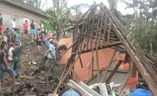 FOTO BENCANA KARANGANYAR : Begini Kondisi Rumah Tertimpa Talut di Plumbon