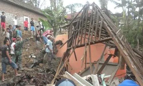 FOTO BENCANA KARANGANYAR : Begini Kondisi Rumah Tertimpa Talut di Plumbon