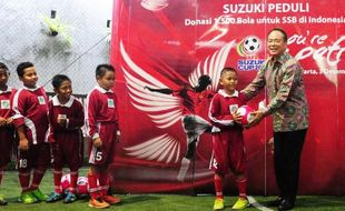 FOTO CSR SUZUKI : Dukung AFF Cup, Susuki Sumbang 1,500 Bola